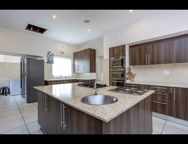 9 BEDROOM HOUSE TO LET IN CONSTANTIA